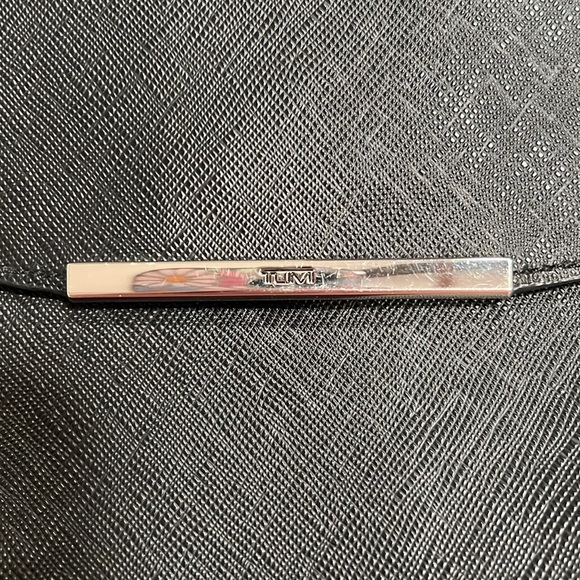 Gorgeous Tumi Saffiano Leather Handbag - Picture 3 of 11